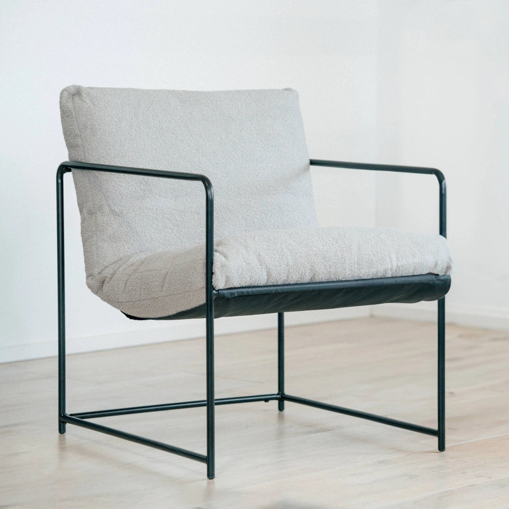 Poltrona Appare, Poltrona rivestita in tessuto bouclÒ©, Sedia imbottita, Seduta con braccioli in metallo, 61x67h75 cm, Grigio