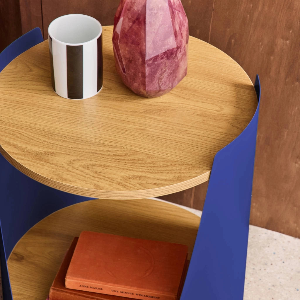Tavolino e comodino in metallo curvato e legno con ruote, blu