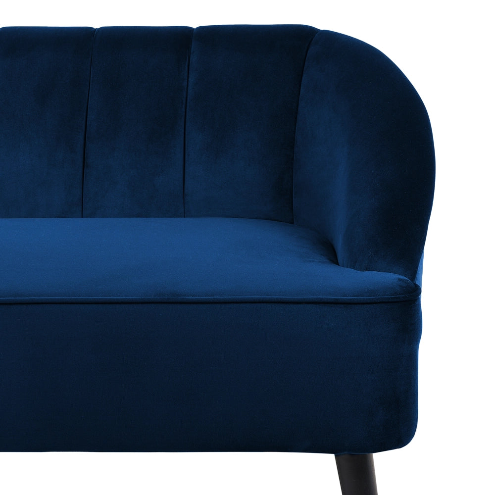 Divano a 3 posti in velluto blu cobalto con braccioli incassati sullo schienale e gambe in legno