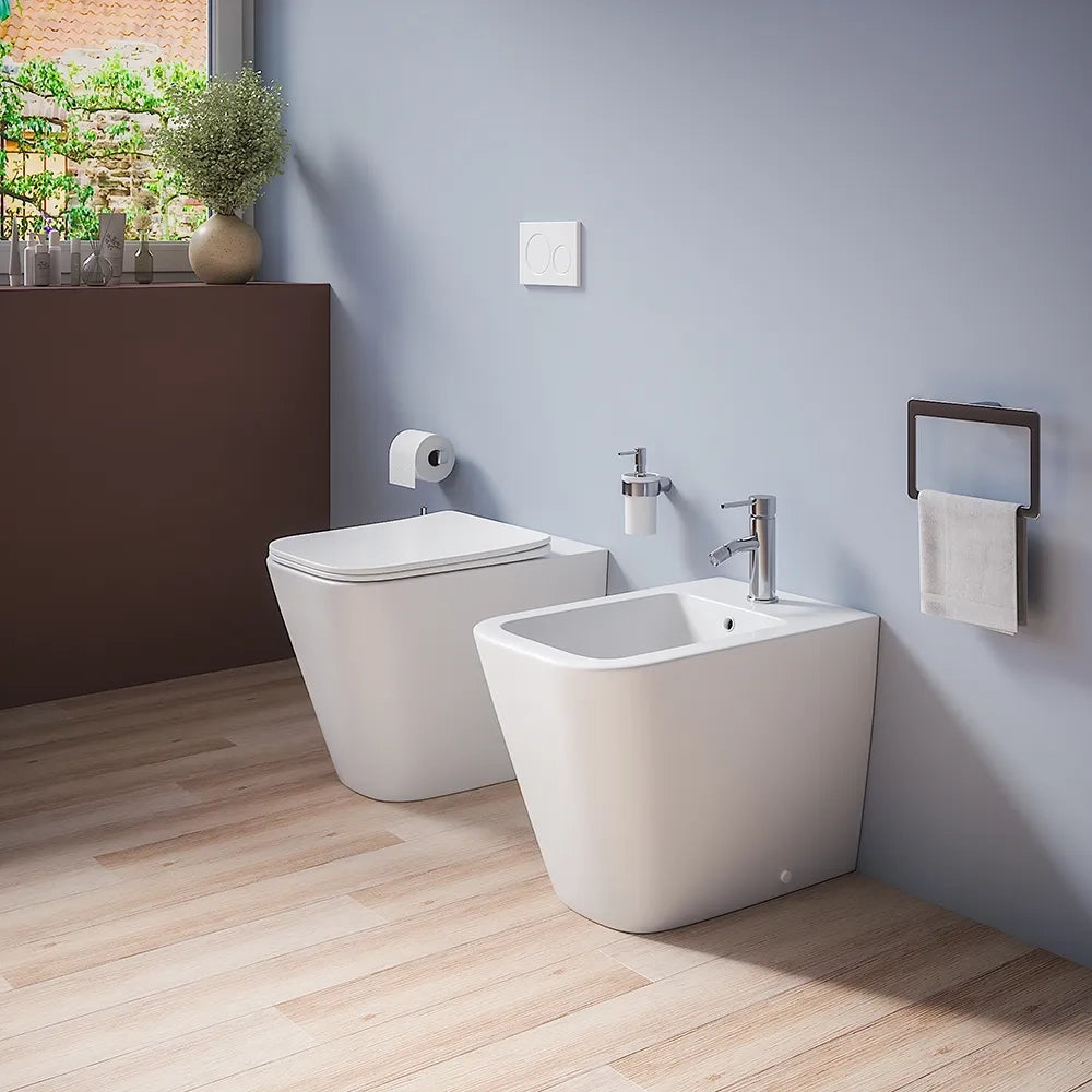 Coppia sanitari in ceramica filomuro vaso rimless, bidet e copri-wc bianco opaco | Kyoto