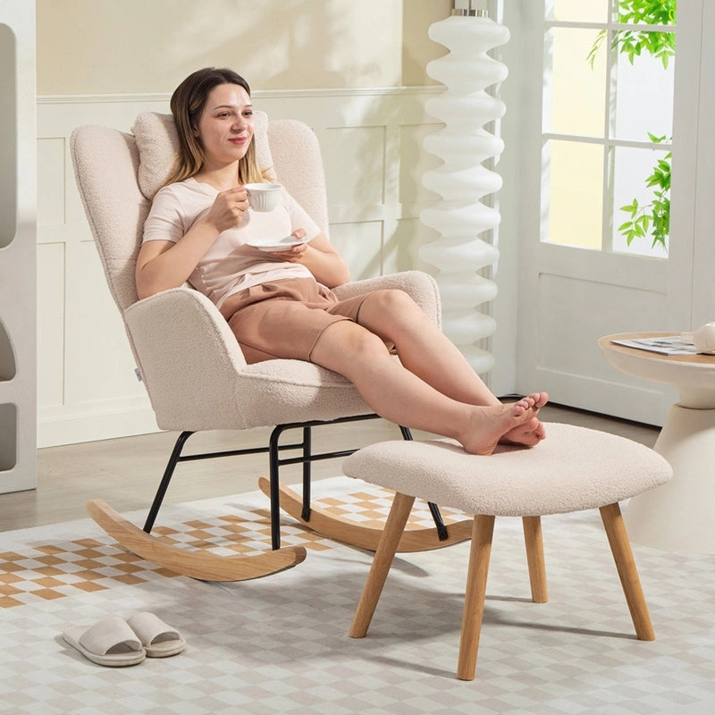 Poltrona a dondolo con poggiapiedi e cuscino schienale alto in poliestere e acciaio con gambe in legno beige