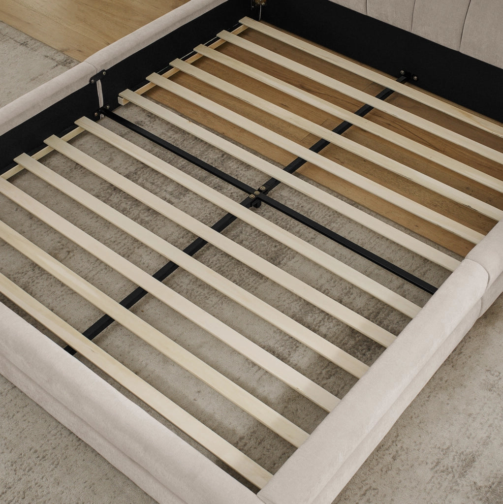 Letto matrimoniale 140x200 cm rivestito in chenille beige con testiera ergonomica e struttura rinforzata