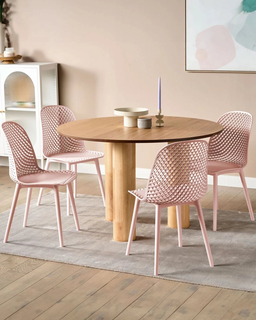 Set di 4 sedie da pranzo Seduta e gambe sintetiche rosa Schienale a rete aperto Design moderno e minimalista