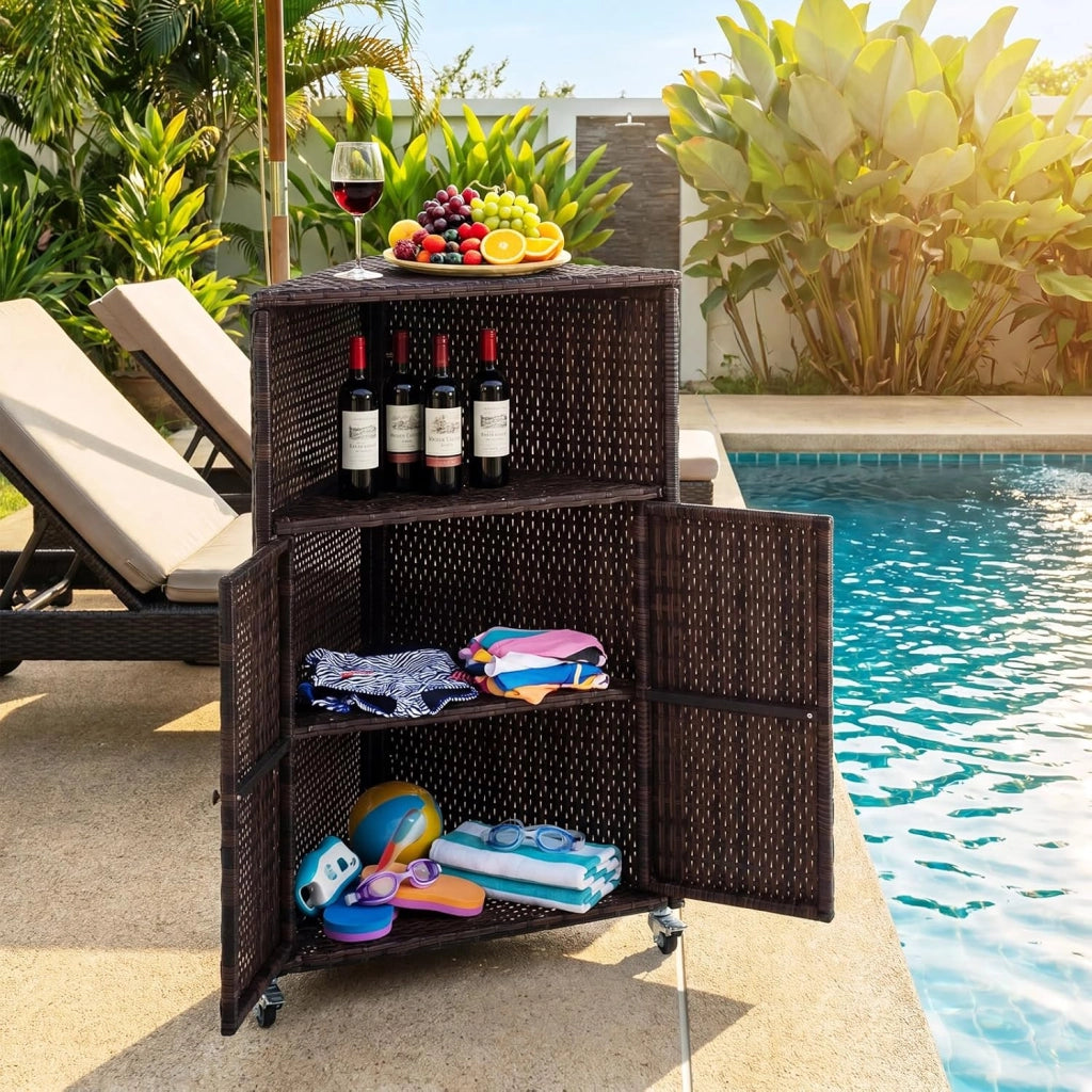 Armadietto da Esterno Angolare, Armadio da Esterno in Rattan PE con Ruote Bloccabili, 2 Ripiani Aperti e 2 Ante, Credenza da Cucina per Giardino, Piscina e Terrazza, 66 x 47 x 111 cm