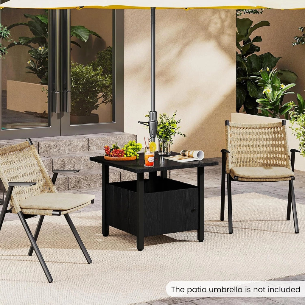 Tavolino da Giardino con Foro per Ombrellone da Ø48 mm, Tavolino da Caffè Rettangolo con 2 Sacchi di Sabbia, Piedini Regolabili e Ripiano Scomparto, Tavolo Basso da Balcone, Cortile, Nero