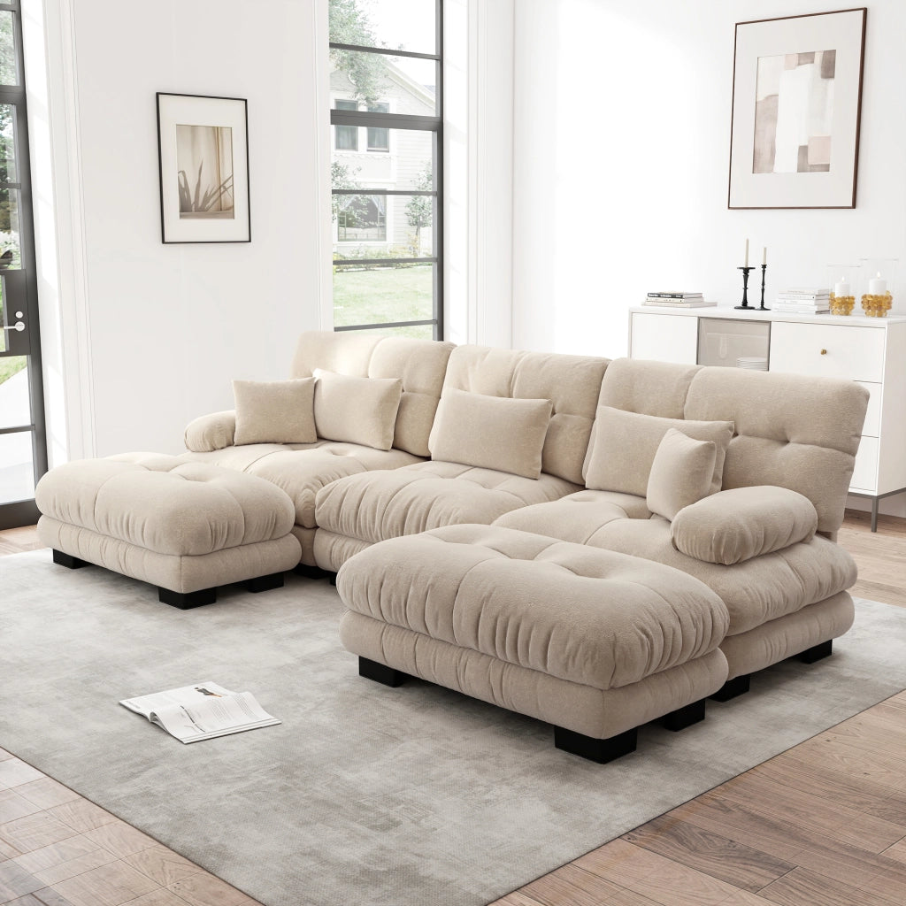 Divano angolare modulare con seduta profonda pouf coordinati e configurazione a U o L in ciniglia marrone chiaro