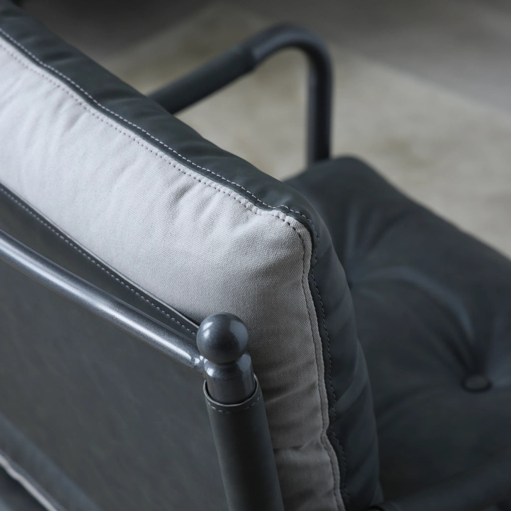 Poltrona moderna stile mid century in pelle con struttura in metallo nero per soggiorno e camera da letto, nero