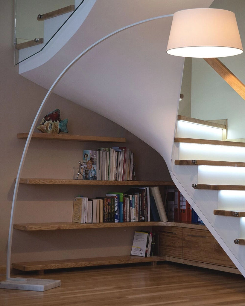 Lampada da terra in metallo bianco 234 cm con struttura curva paralume in policotone paralume a tamburo con base in marmo dal design moderno