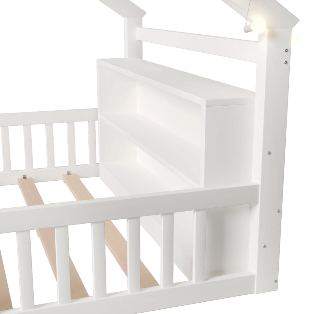 Letto per bambini a casetta 140x190 cm con sponde e scaffali laterali; in legno di pino bianco