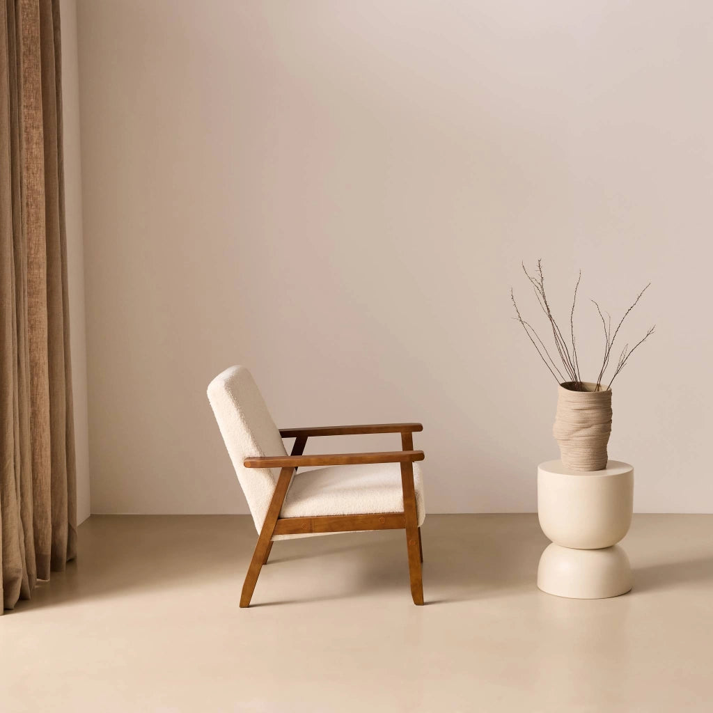 Poltrona scandinava bouclé in legno di hevea tinto noce chiaro, crema