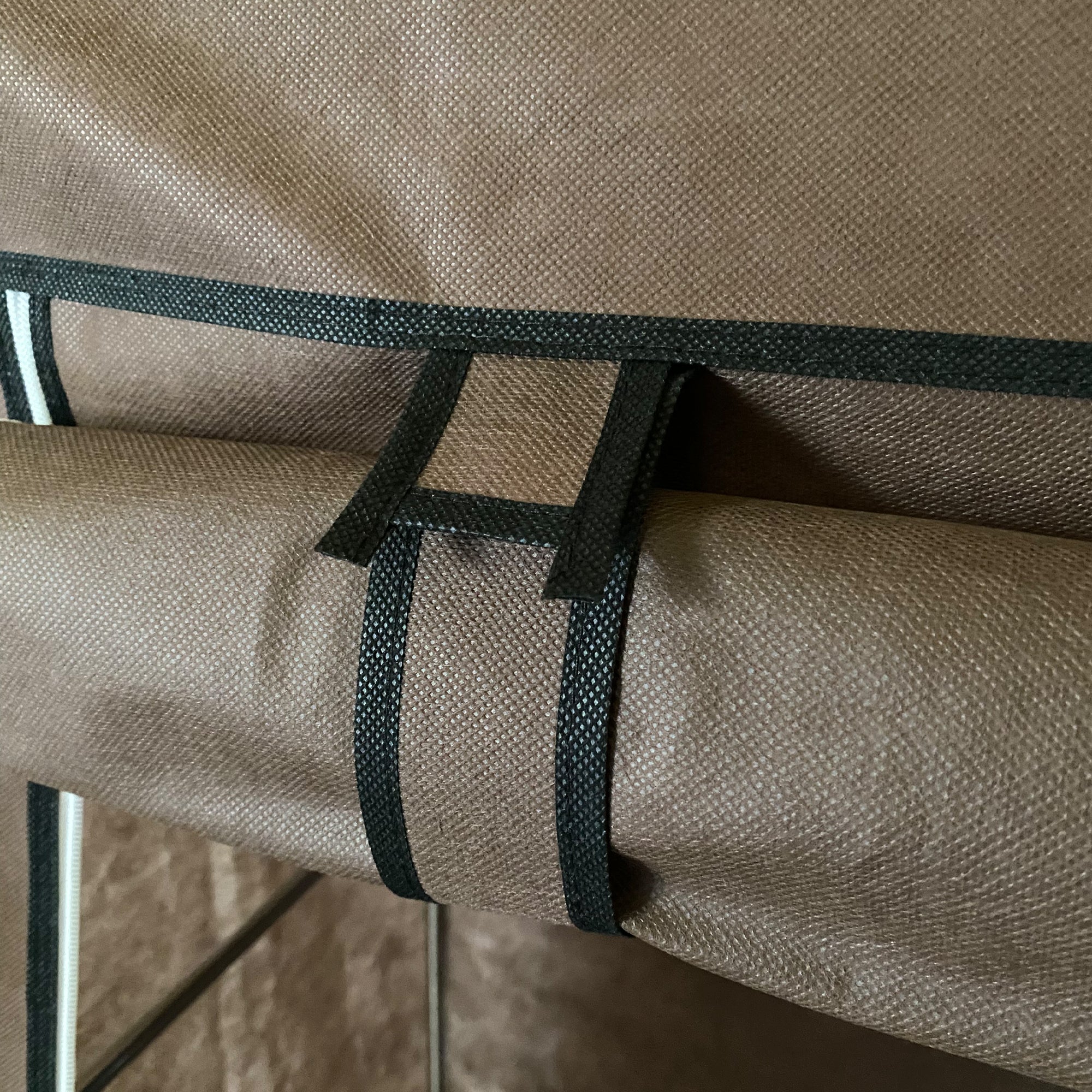 Armadio Vestiario In Tessuto Con Ante Con Cerniera E Tasche Laterali Nyana Home Misure 165x88x45cm Marrone