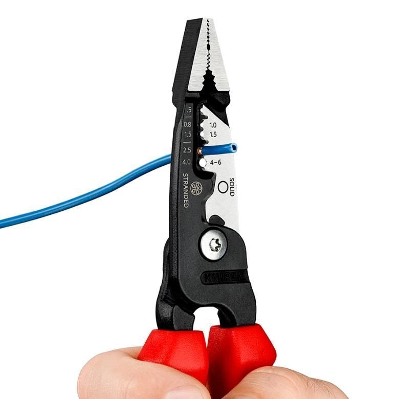 Knipex 13 72 200 ME Pinza Multifunzione per Elettricista Capacita' Spelatura 0,5 - 6 mm Lama Spelacavi Design Ibrido Impugnature Bicomponenti colore Nero Blu Rosso Acciaio inox