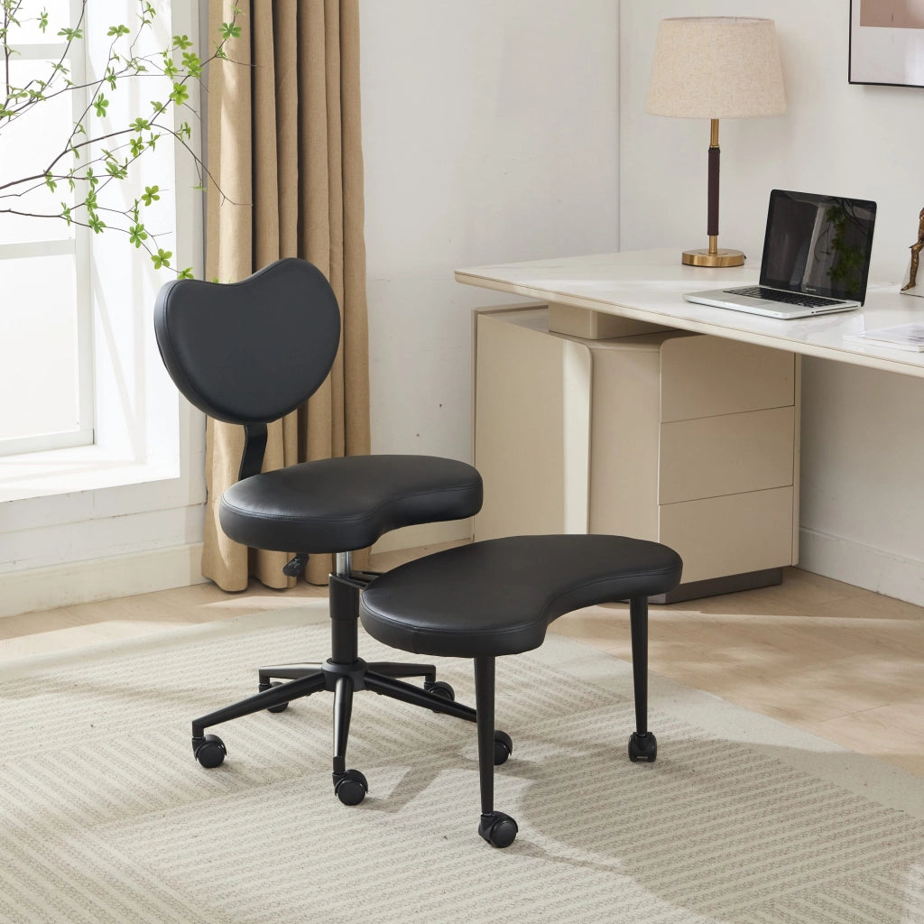 Sedia da ufficio ergonomica con seduta flessibile, poggiapiedi girevole e supporto lombare in pelle PU nera