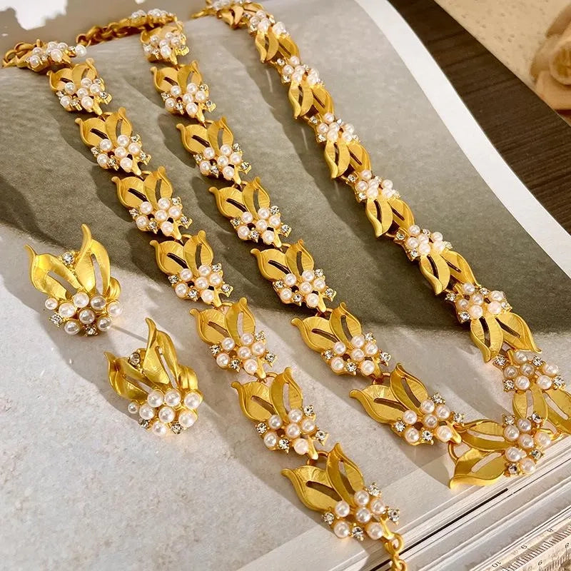 Set di gioielli vintage fatti a mano con perle di grano dorate: collana, bracciale e orecchini