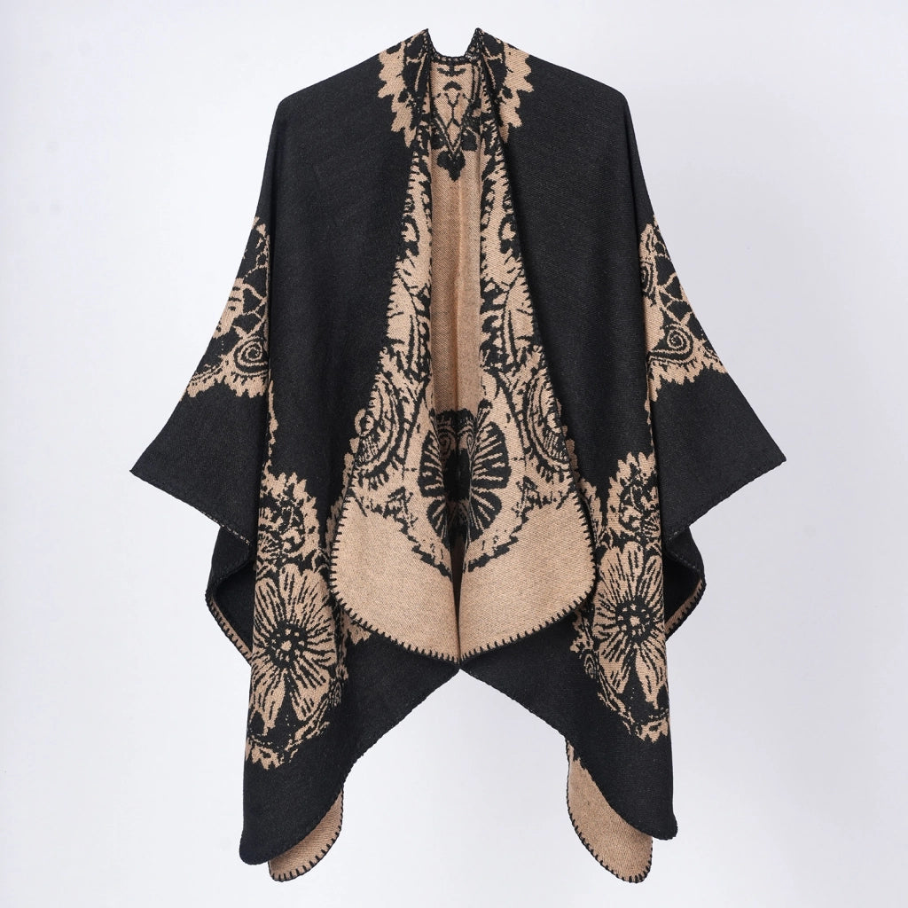 Mantella/cappa con cappuccio e spacco, d'ispirazione retr¨°: comoda, calda e versatile.