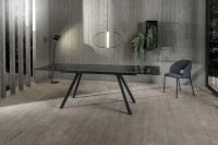 E-STYLO Tavolo allungabile con top nero fumè in vetro temperato e gambe in metallo nero, 90cm X 160 / 240cm H. 76cm.