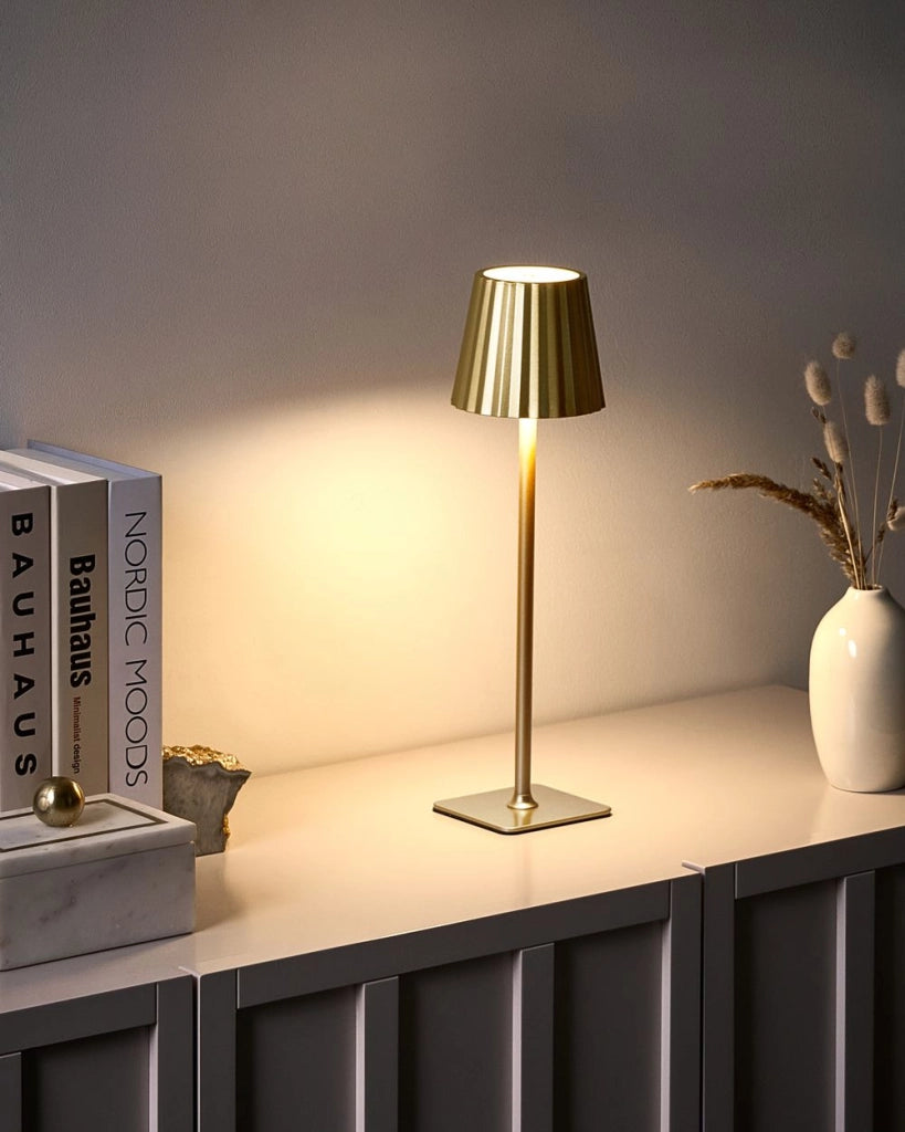 Lampada da tavolo wireless in metallo dorato per interni ed esterni con porta USB C ricaricabile