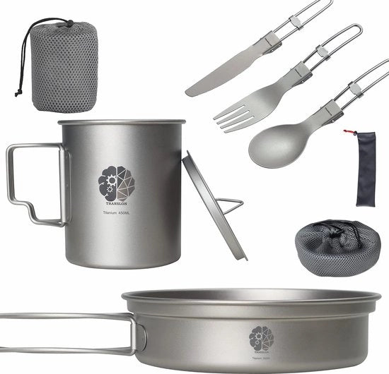 Set di Campeggio Titanio, Moka, Bicchiere e Utensili da Campeggio Opnibili inclusi Coltello, Forchetta, Cucchiaio e Tasca Portatile. Prodotti in Titanio, Leggeri, Chic e Portatili.