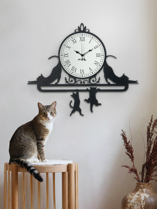 Orologio da parete Cattitude 62x52 cm in ferro con gatti decorativi Quadrante bianco a cifre romane Design originale elegante Made in Italy
