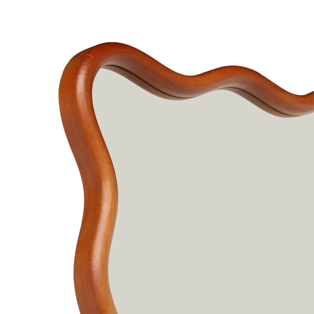 Specchio da terra in legno di hevea dal design organico con base in