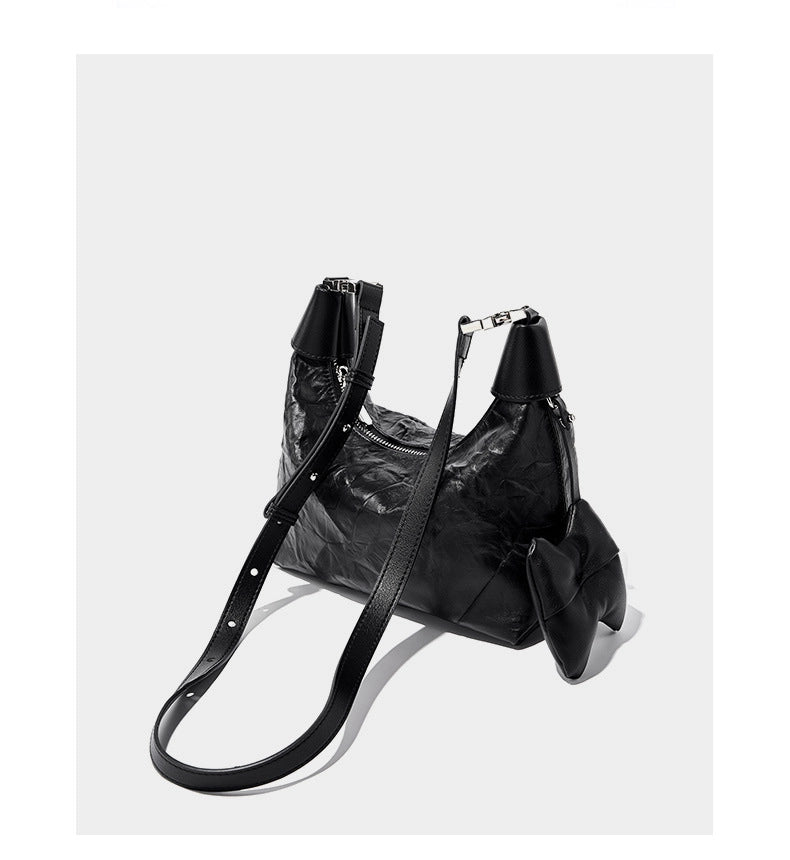 Borsa a tracolla diagonale da donna in pelle di vacchetta stropicciata, nera, modello a ravioli.