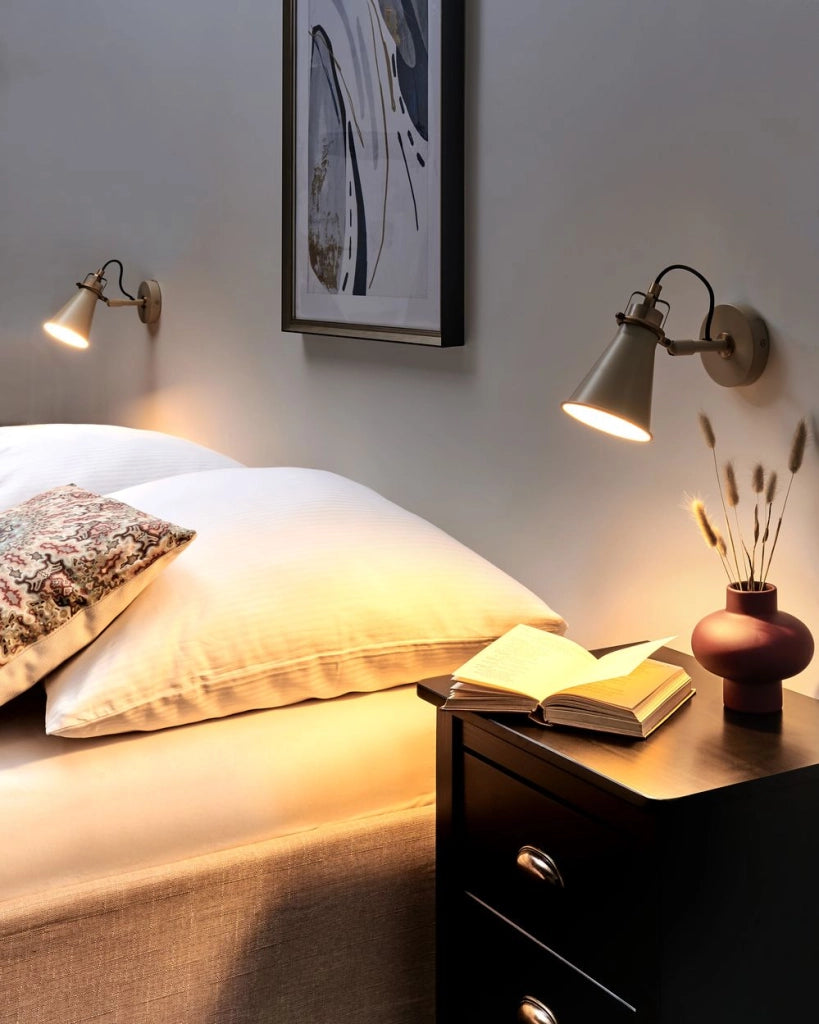 Set di 2 lampade da parete Beige Sconce metalliche paralumi regolabili Camera da letto Soggiorno Casa Ufficio Design Industriale