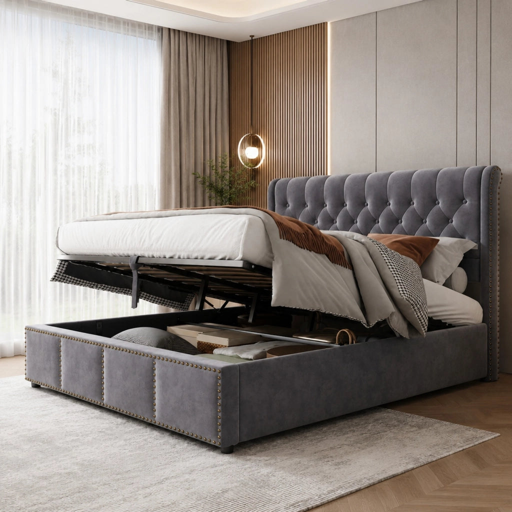 Letto imbottito 140x200 cm in velluto grigio con contenitore, testiera alta e finitura con borchie