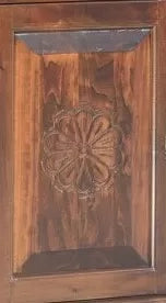 Armadio 2 ante arte povera con incisione legno tinta noce 125x61x200 - Mobili 2G