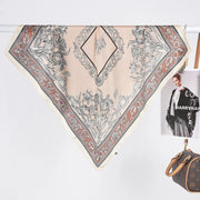 Sciarpa quadrata da donna in raso, versatile e adatta a diverse occasioni.