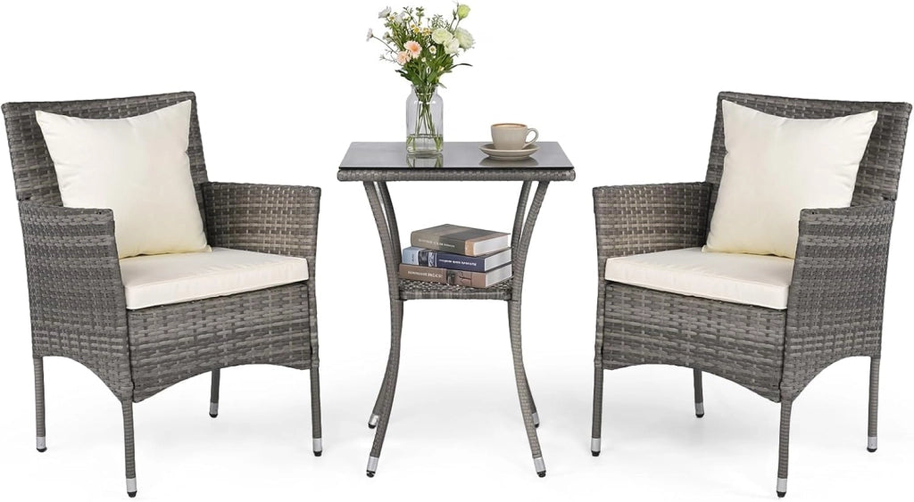 Set da Salotto da Giardino 3 Pezzi, 3 Pezzi Set Mobili da Esterno in Rattan con Tavolo in Vetro Temperato a Doppio Ripiano, Set da Conversazione con Cuscini per Veranda (Grigio+Bianco)
