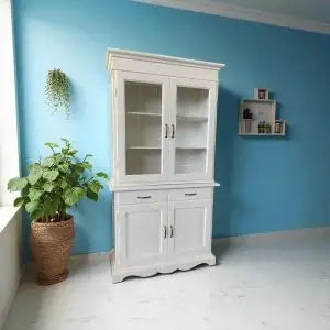 Credenza cristalliera Alberta in legno 2 ante con rilievo bianco anticato con zocolo sagomato