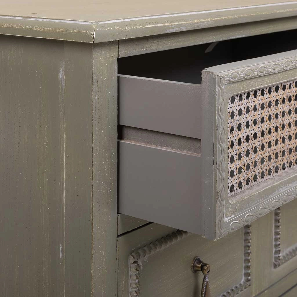 Comodino in legno con 3 cassetti, dimensioni 65x36x70 cm.