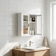 Mobiletto da bagno alto a parete con due ante e ripiano interno regolabile in altezza.