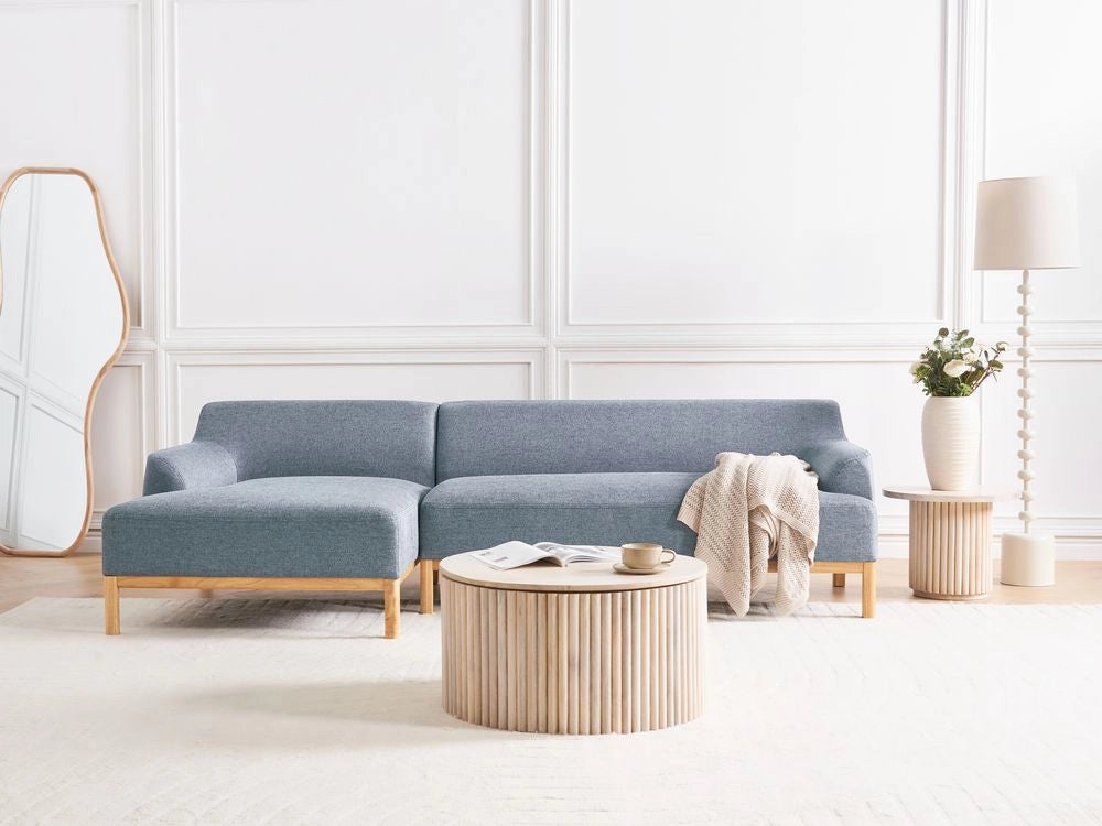 Divano angolare a destra Tessuto poliestere blu Gambe di legno Soggiorno elegante