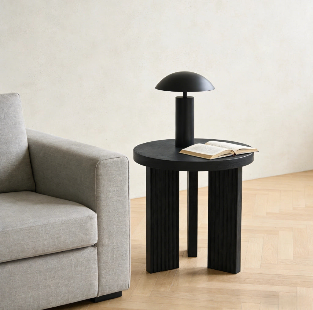 Tavolino laterale rotondo in MDF nero con struttura a tre gambe