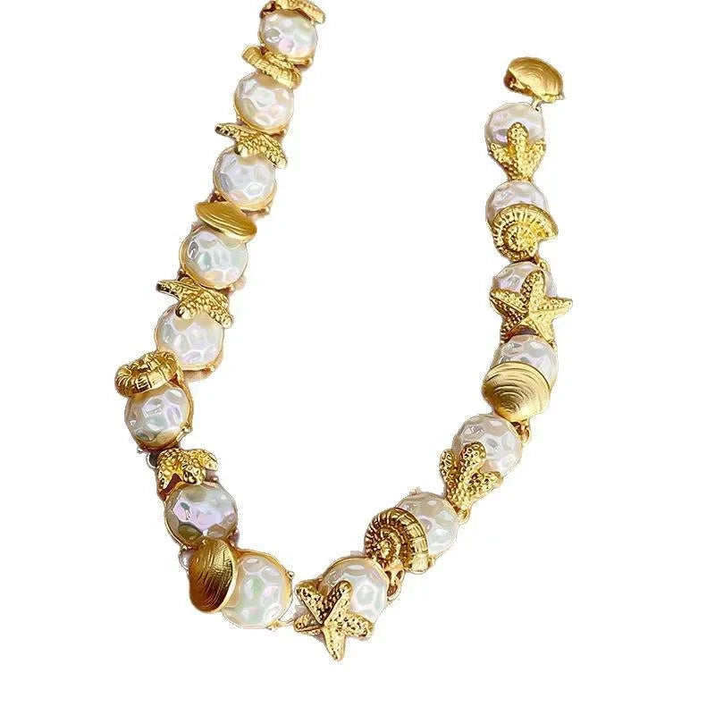 Collana fatta a mano con conchiglie, stelle marine e perle: gioielli dal mare