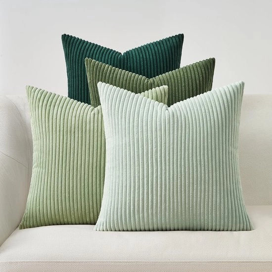 Set di 4 cuscini copri in corduroy luce verde 50x50 cm con effetto plumo e striato.