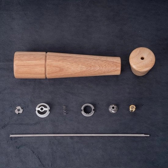 Pepermolente con Regolazione - Peper Molen in Acciaio Inossidabile con Manico in Legno di Cuoio - Dimensioni: 32 cm - Altezza: 6 cm - Diametro Inferiore: 6 cm - Diametro Superiore: 5.5 cm