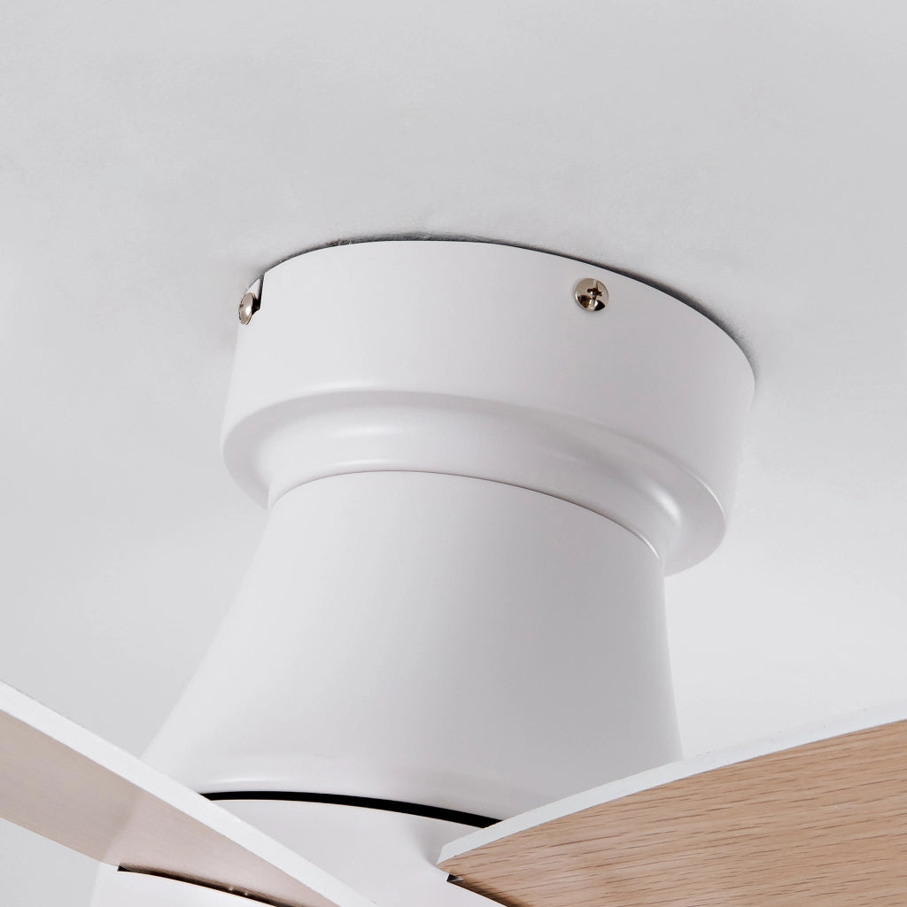 Ventilatore da soffitto con luce LED; 5 pale in legno composito; telecomando e finitura bianca e naturale