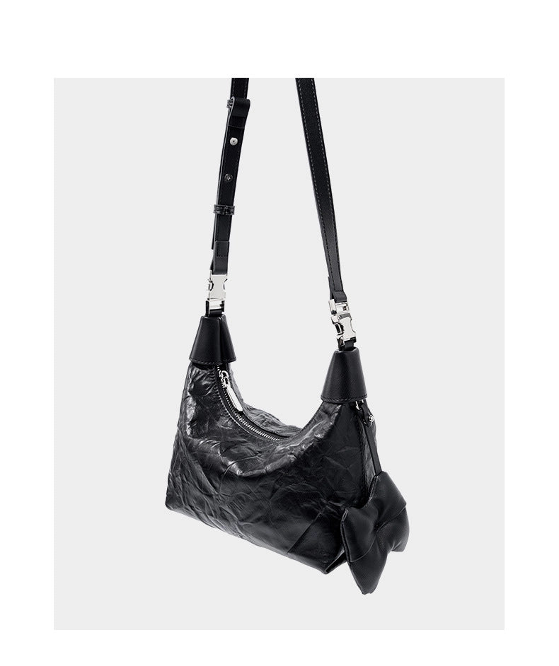 Borsa a tracolla diagonale da donna in pelle di vacchetta stropicciata, nera, modello a ravioli.