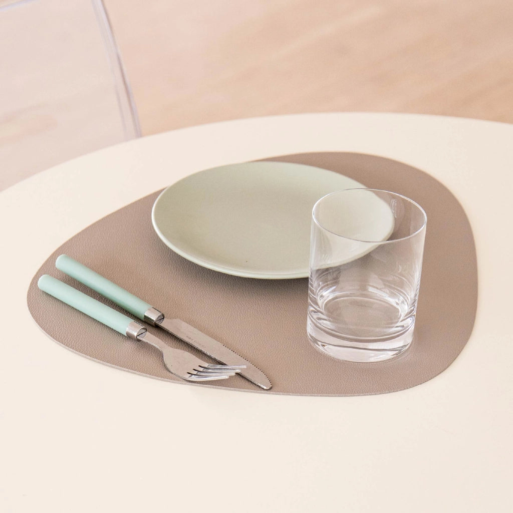 Set di 4 Tovagliette Americane in Similpelle – Eleganti, Antimacchia, Antiscivolo, Impermeabili, Termoresistenti e Lavabili – Utilizzabili da Entrambi i Lati, Ideali per Tavolo da Pranzo o Cucina Tortora