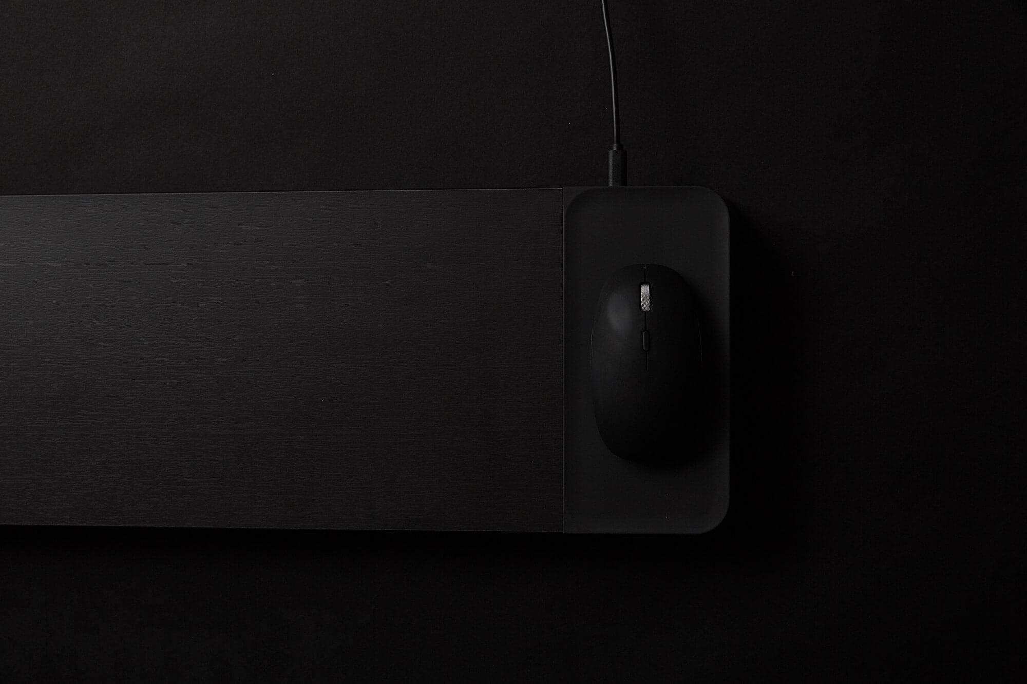 Supporto Monitor da Scrivania 56x20x5,7 cm con Entrata USB e Base di Ricarica Wireless Nero