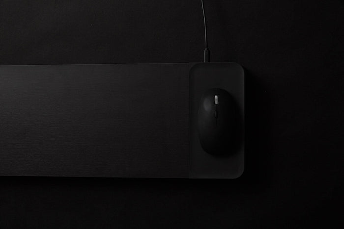 Supporto Monitor da Scrivania 56x20x5,7 cm con Entrata USB e Base di Ricarica Wireless Nero