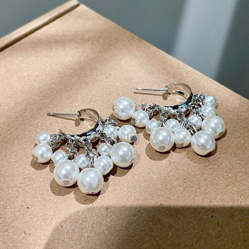 Orecchini delicati con perle e aghi d'argento e uva.