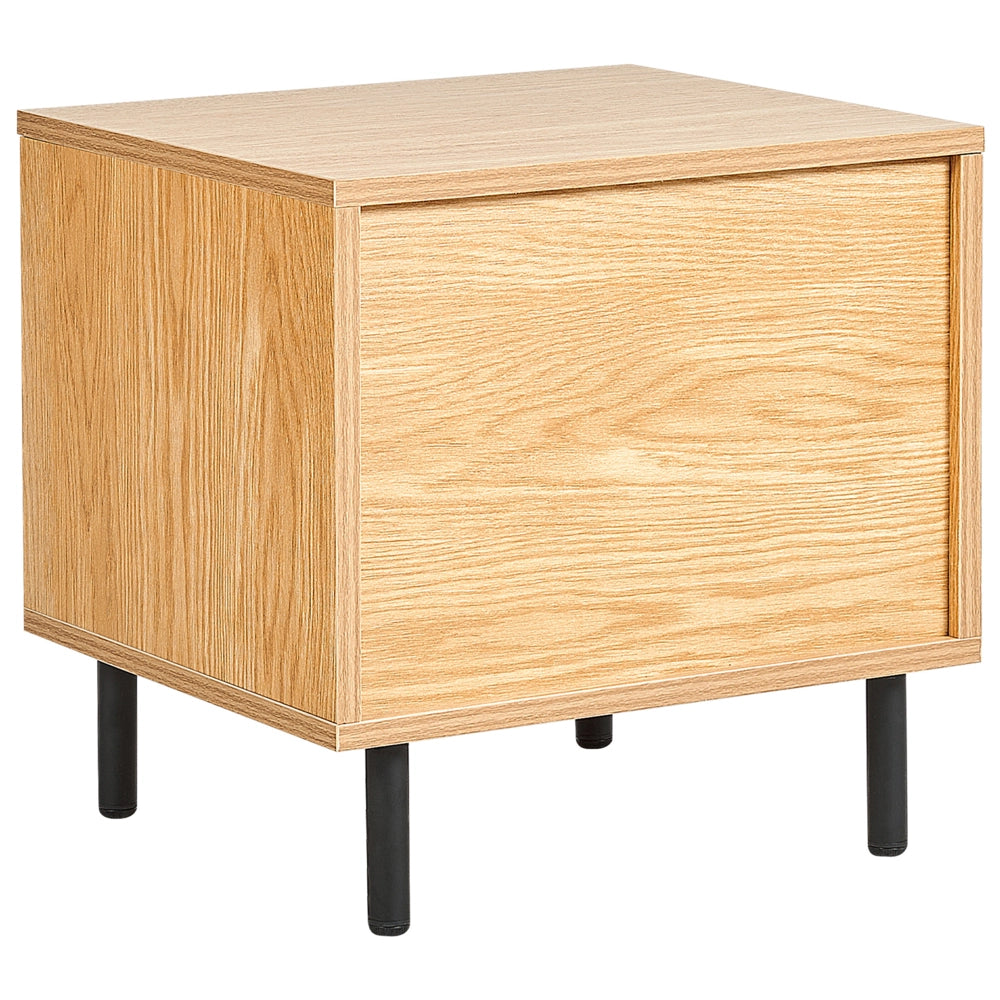 Comodino in truciolato di legno chiaro con 1 cassetto in metallo con gambe nere, minimalista e contemporaneo.