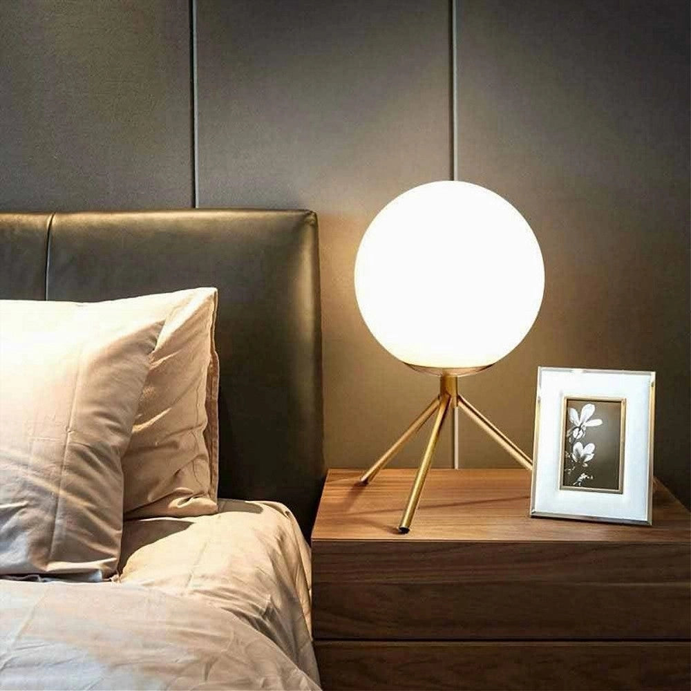 Trade Shop - Lampada Da Tavolo Minimalista Bronzo Treppiedi Con Sfera Lume Abat Jour G9 D35 -