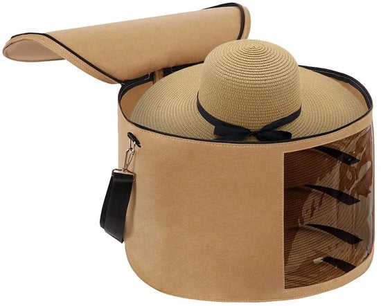Cassa per cappelli in pelle di cammello, opaca, con coperchio, maniglia e cinturino per spalla, colore camel.
