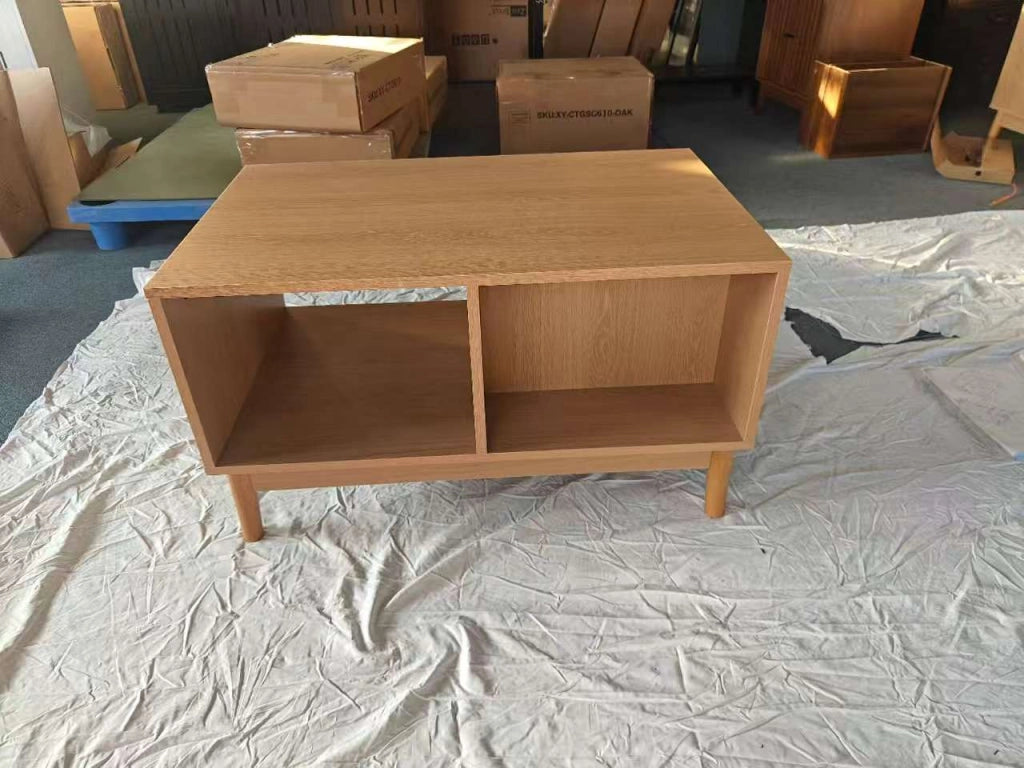 Tavolino da caffè moderno stile mid-century in rovere, con vano portaoggetti e struttura compatta