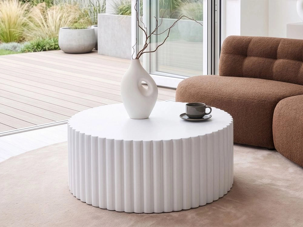 Tavolino Accent, effetto bianco in fibra di vetro e MgO piano rotondo da 117 cm resistente ai raggi UV alla ruggine all'acqua e al vento