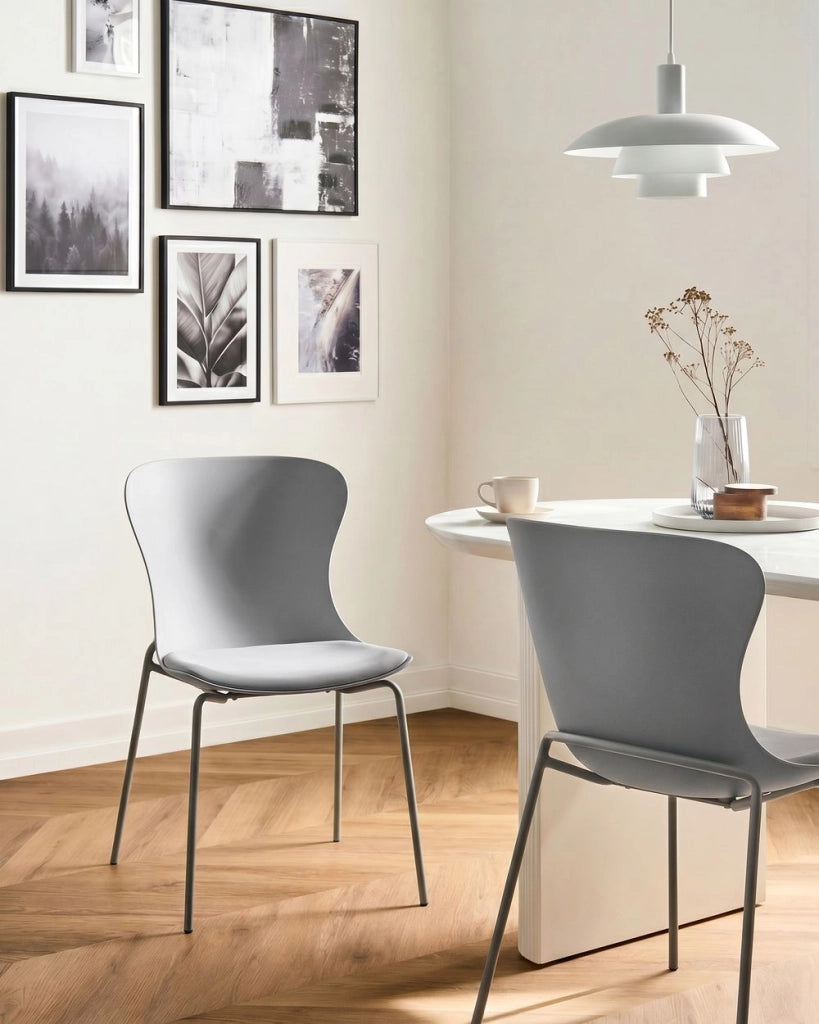 Set di 2 sedie da pranzo con seduta in materiale sintetico grigio e struttura in metallo, con cuscino, in stile minimalista scandinavo